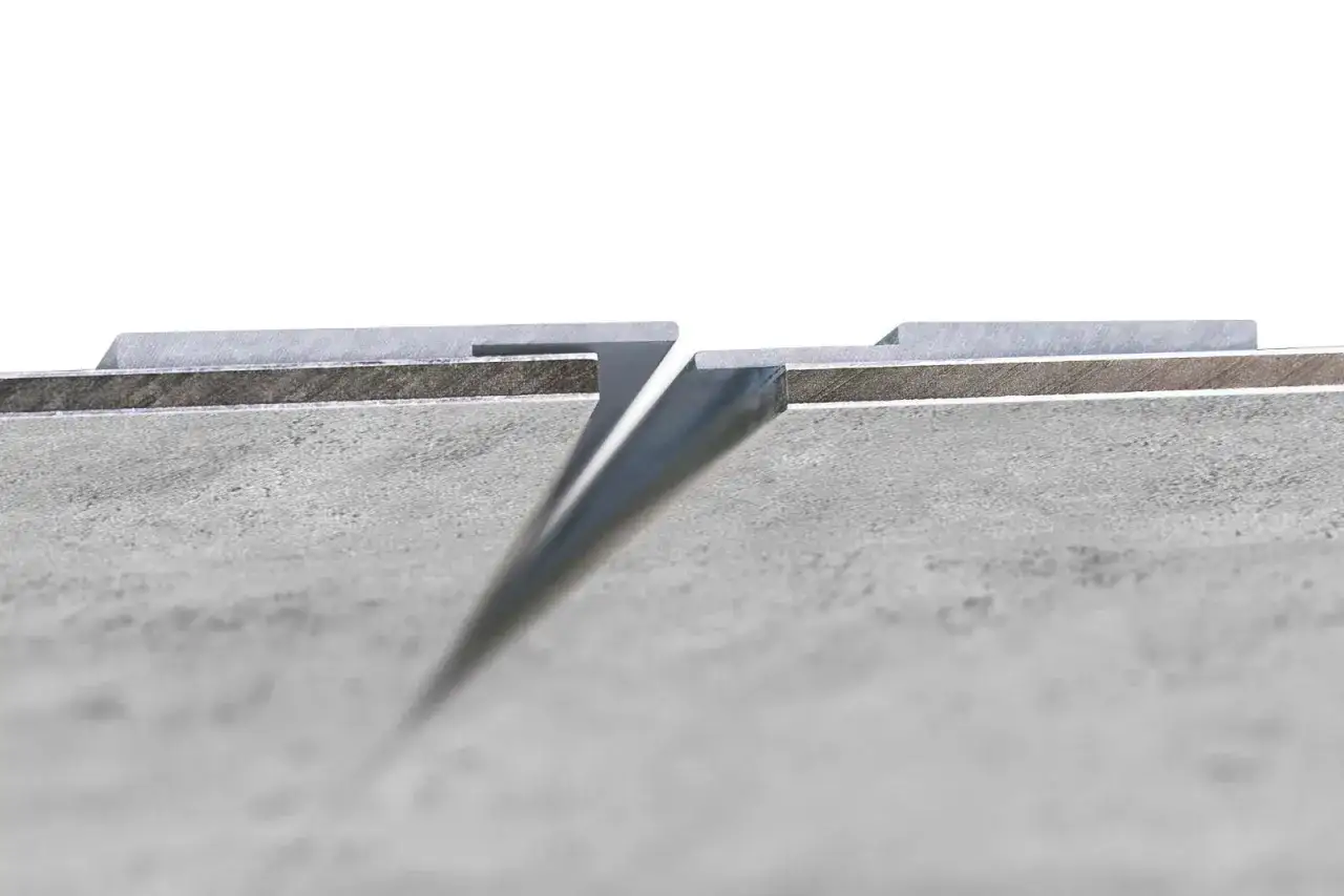 D&eacute;tail d'un mur en b&eacute;ton avec une d&eacute;coupe nette, pr&ecirc;t &agrave; repeindre une partie.