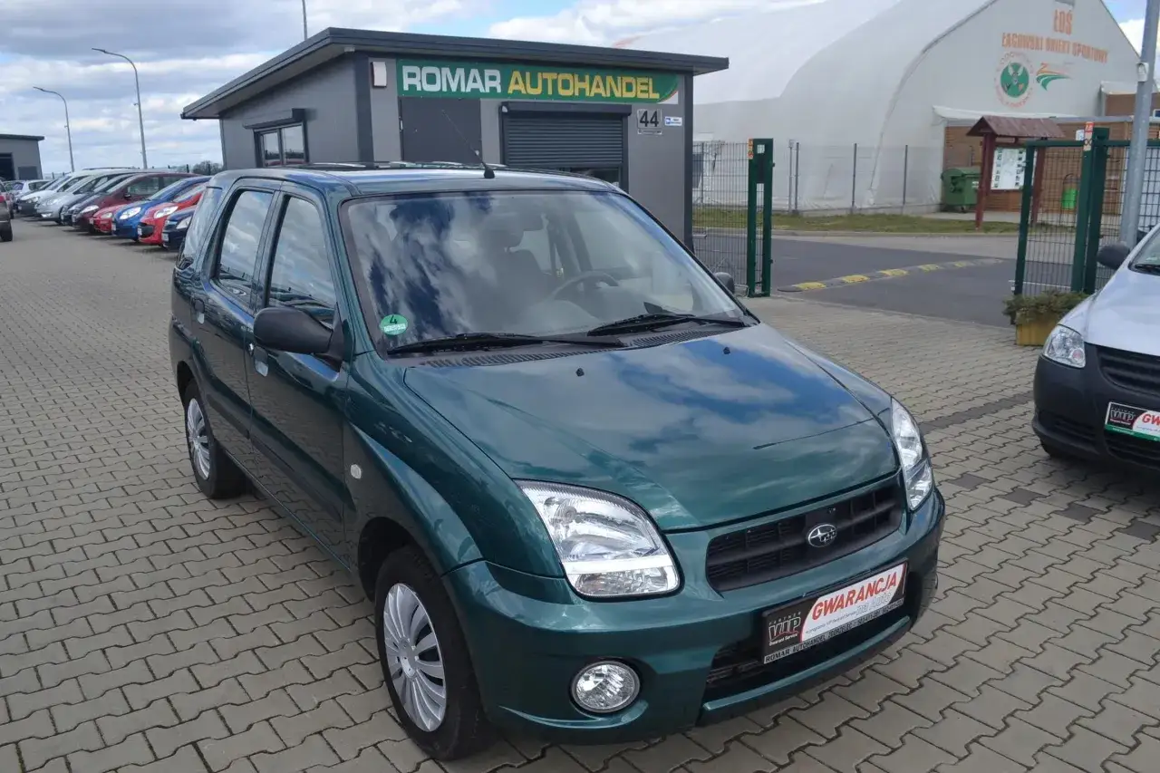 Zielony Subaru Justy na placu komisu samochodowego 