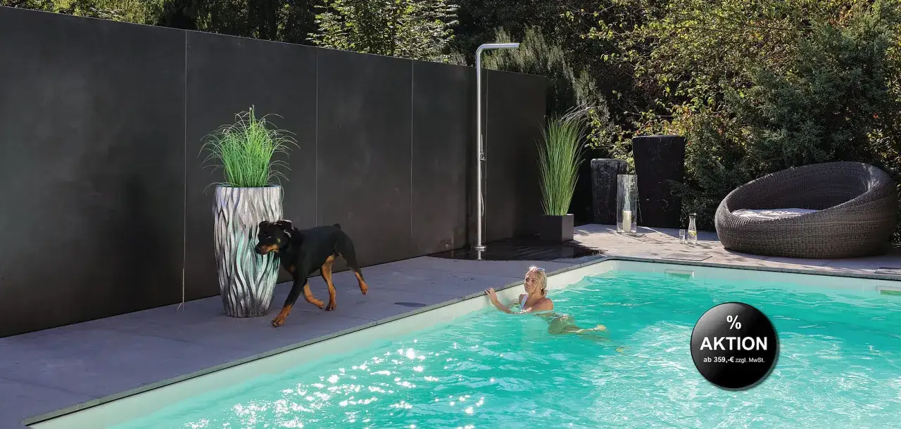 Moderne pool garten gestaltungsideen: Hund, Frau im Pool, Dusche, Lounge-Möbel und Pflanzen.