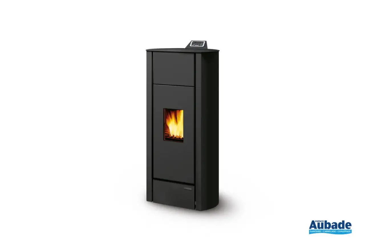 Poêle à granulés noir Palazzetti, flammes vives visibles, avec écran de contrôle sur le dessus pour le paramètre de réglage.