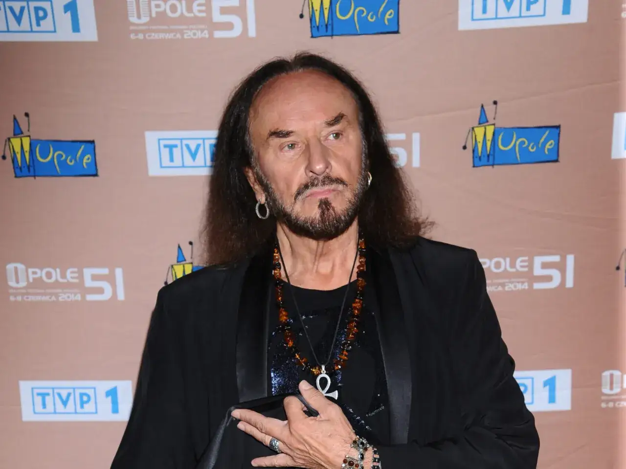 Stan Borys, z charakterystyczną brodą i długimi włosami, w czarnym stroju, z naszyjnikami. Ile lat ma Stan Borys?
