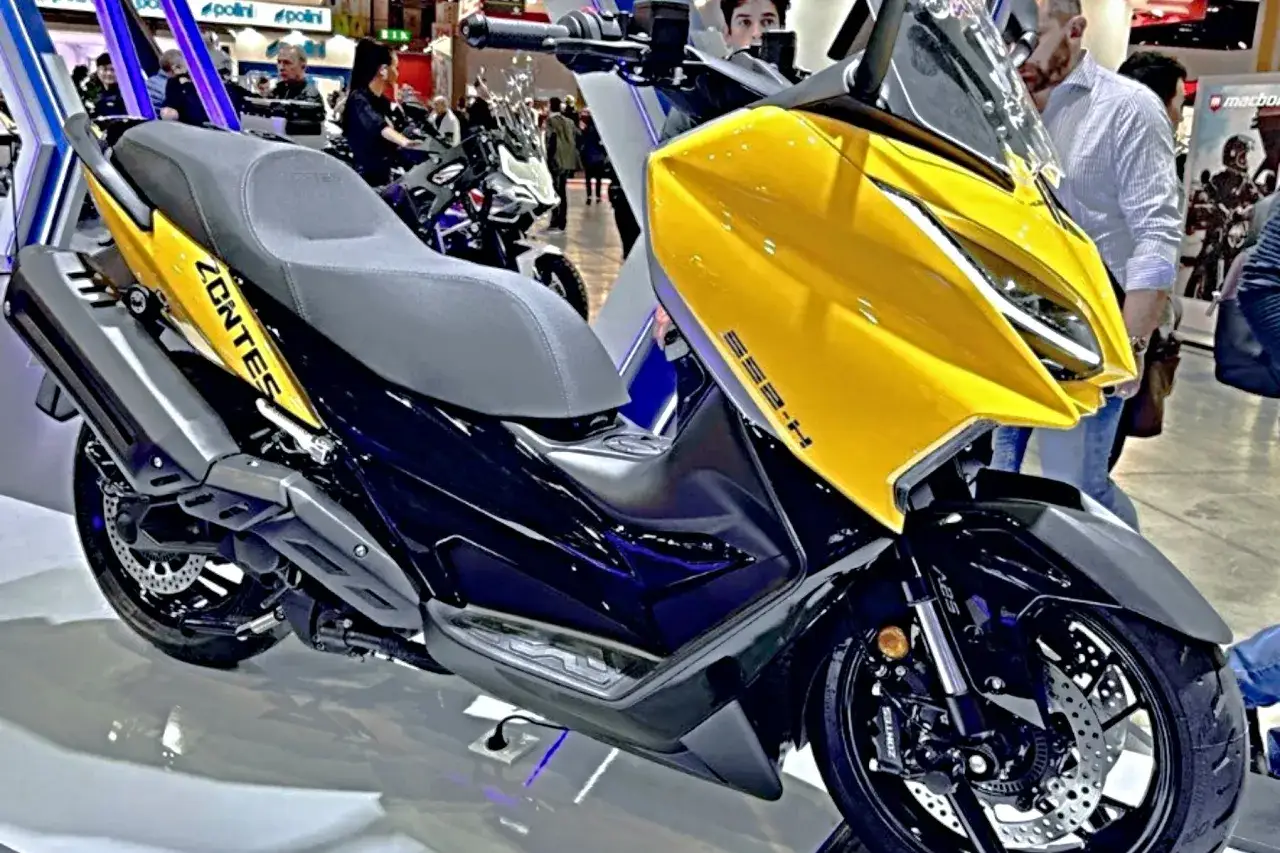 Scooter Zontes 552H amarillo y negro, con detalles deportivos y asiento c&oacute;modo, lista para la aventura urbana.
