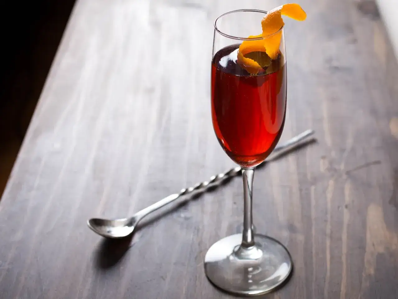 Elegancki Negroni Sbagliato z pomarańczową sk&oacute;rką. Idealny przepis na ten drink.