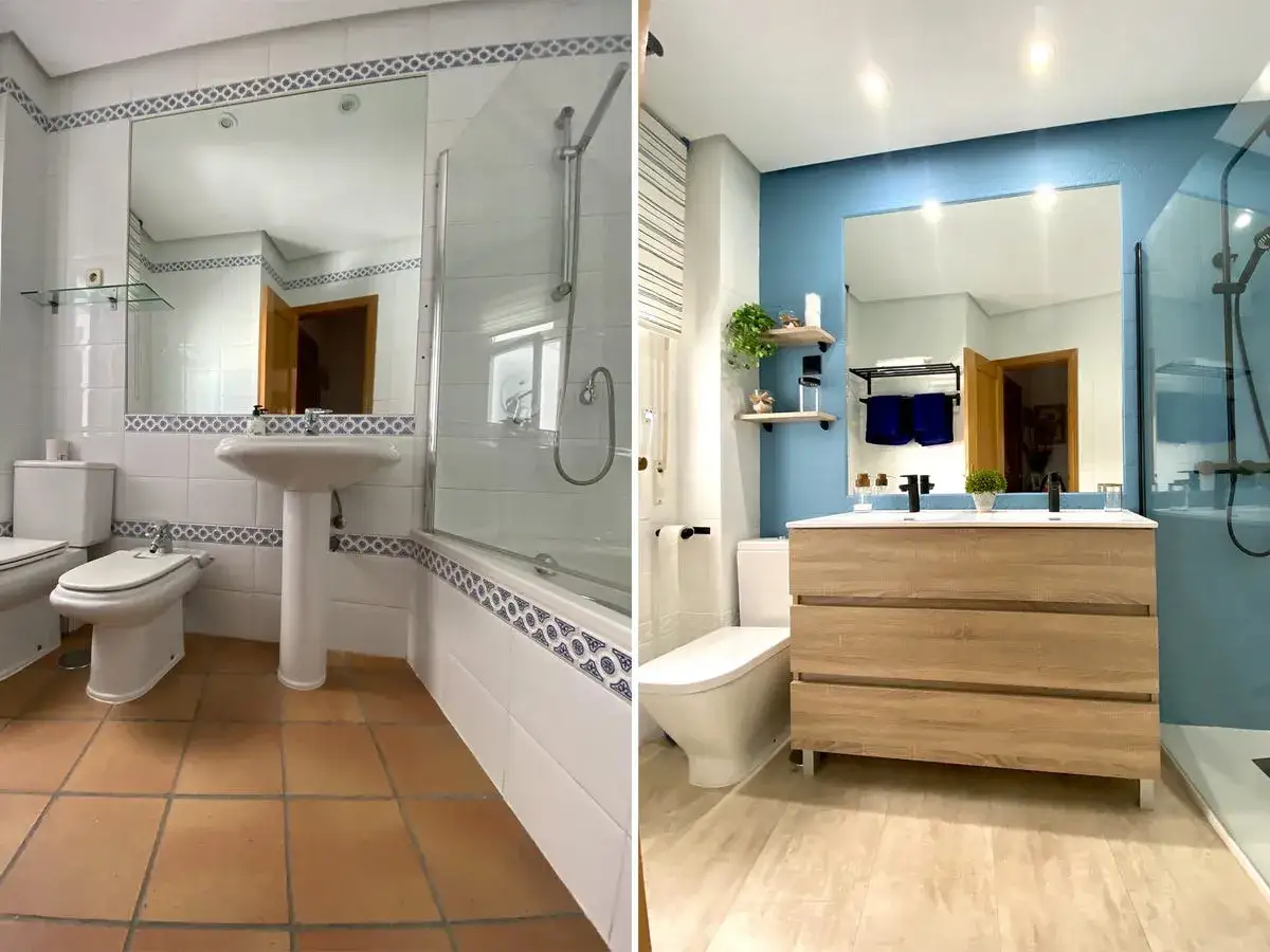 Ba&ntilde;o renovado con revestimiento paredes ba&ntilde;o sin obras. Antes: azulejos blancos y terracota. Despu&eacute;s: paredes azul vibrante, mueble de madera y ducha moderna.