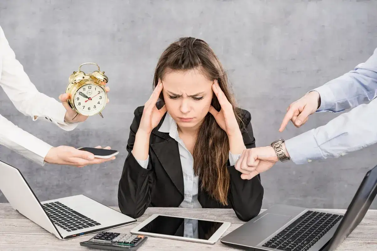 Terapeuta rozmawiający z pacjentem, wsparcie psychologiczne
