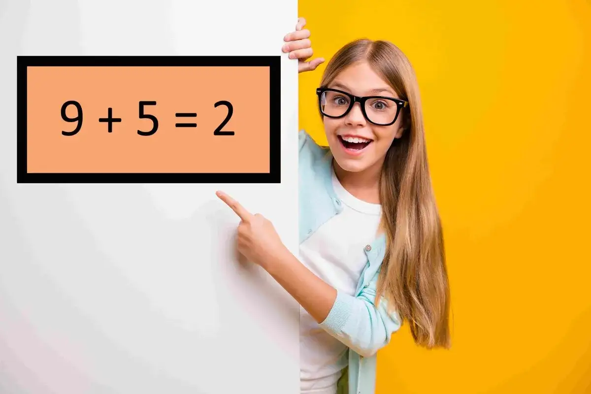 Uczeń rozwiązujący zadania matematyczne z uśmiechem