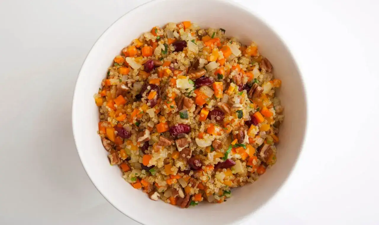 Ensalada de quinoa con zanahoria, arándanos y nueces. Un plato colorido y nutritivo, perfecto para cualquier ocasión.