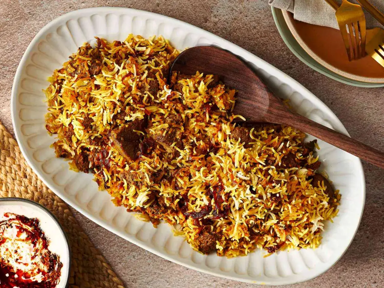 En stor portion av en läcker biryani med kött och ris, redo att serveras. Ett perfekt biryani recept för en festmåltid.