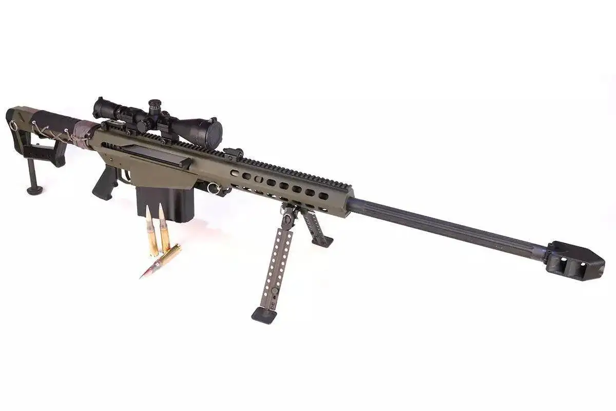 Fusil de précision Barrett M82, vert olive, avec lunette, bipied et munitions.