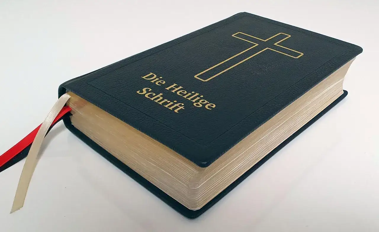 Dunkelgr&uuml;ne Bibel mit goldenem Kreuz und Schriftzug 