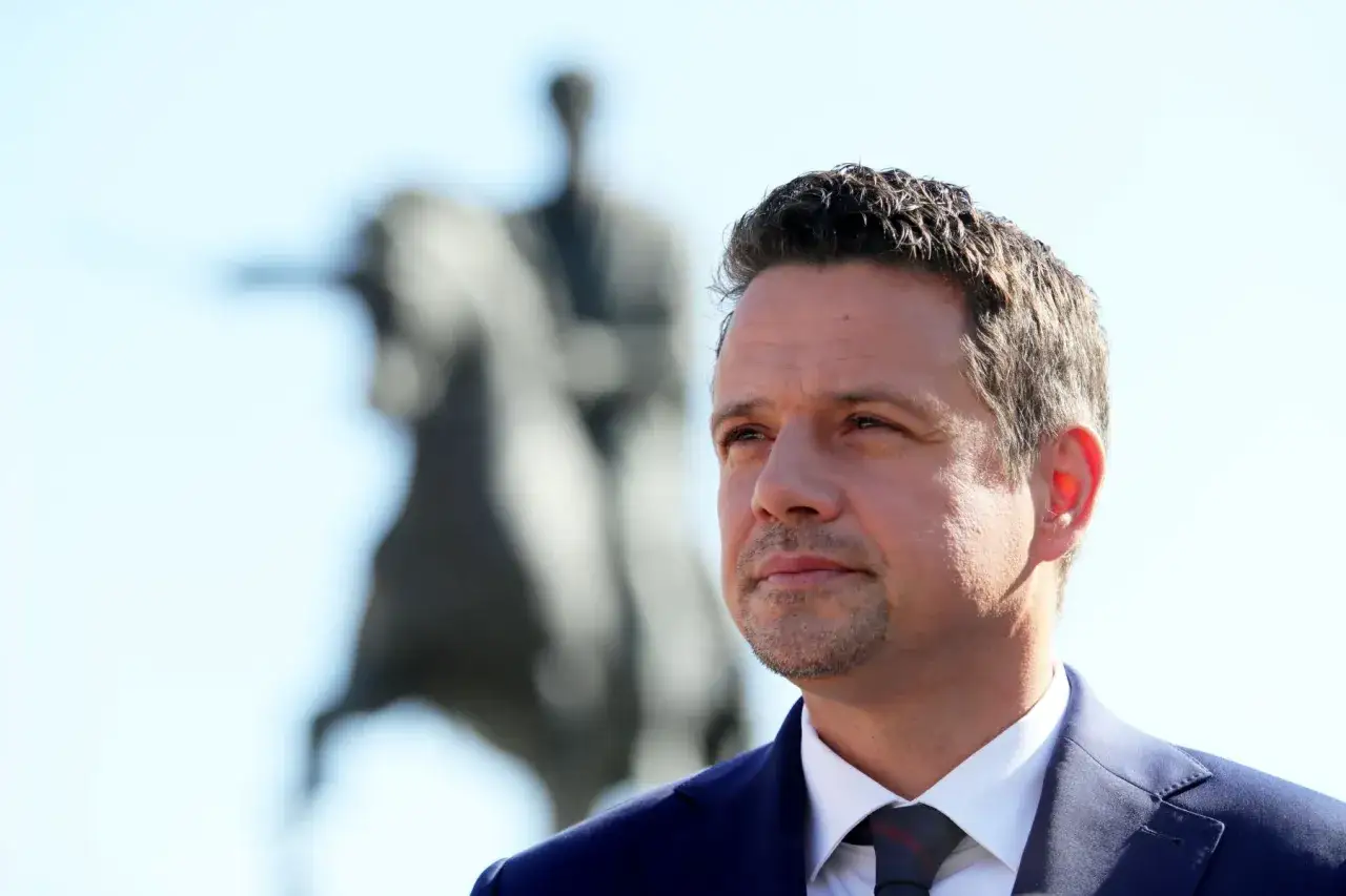 Mężczyzna w garniturze patrzy w dal, na tle pomnika konnego. Czy to symbol nadziei i zaufania do polityków?