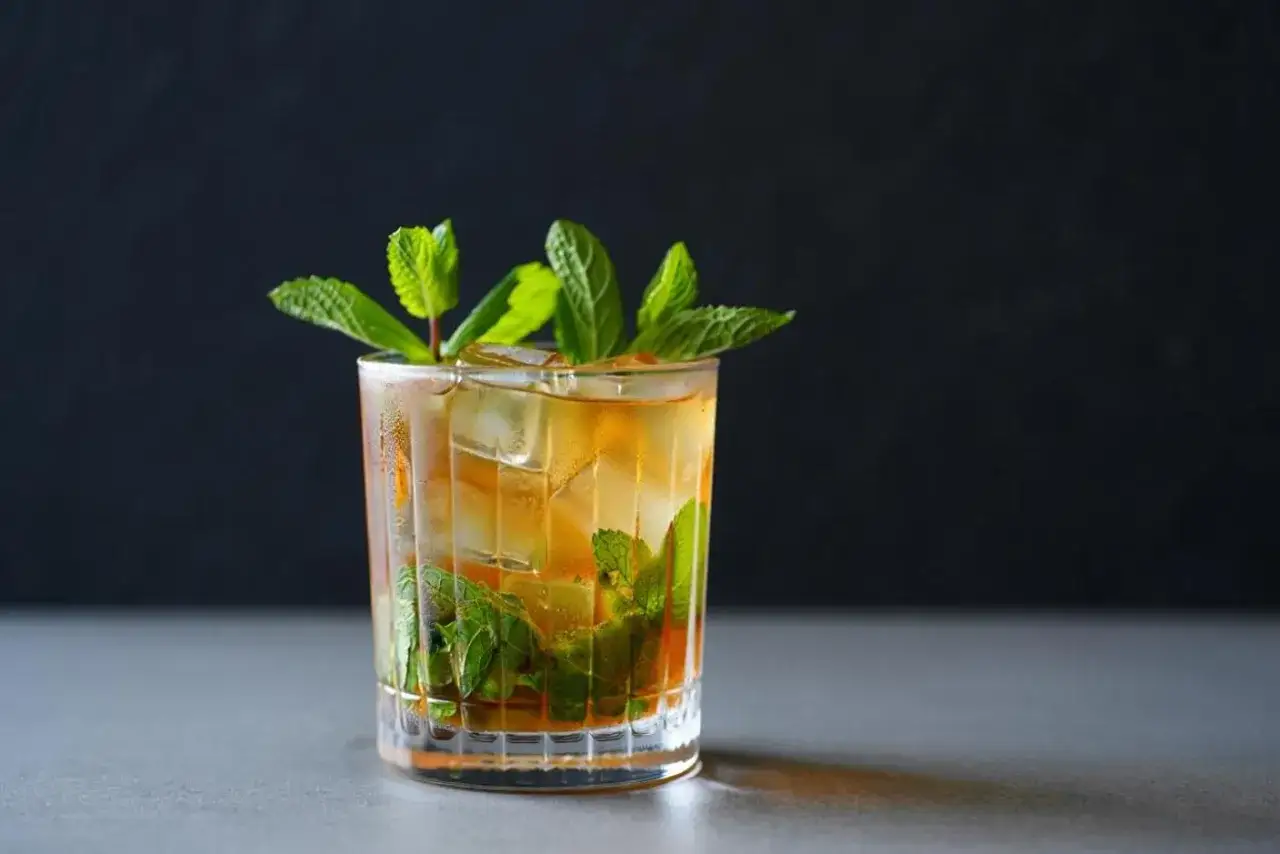 Erfrischender Mint Julep im Glas mit Eis und Minze.