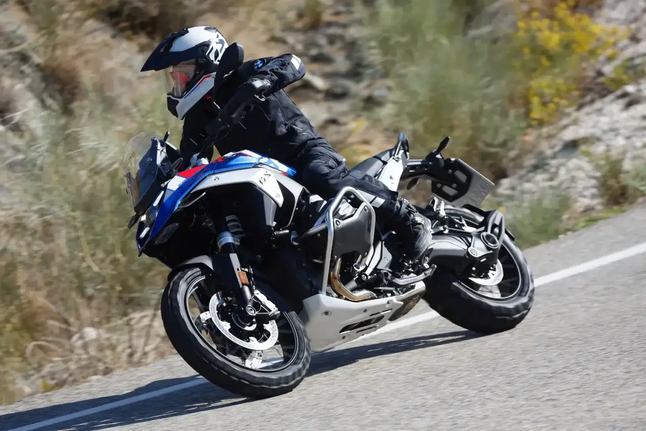 Motociclista in sella a una BMW GS 1300, pronto a testare la sua velocit&agrave; massima su una strada panoramica.