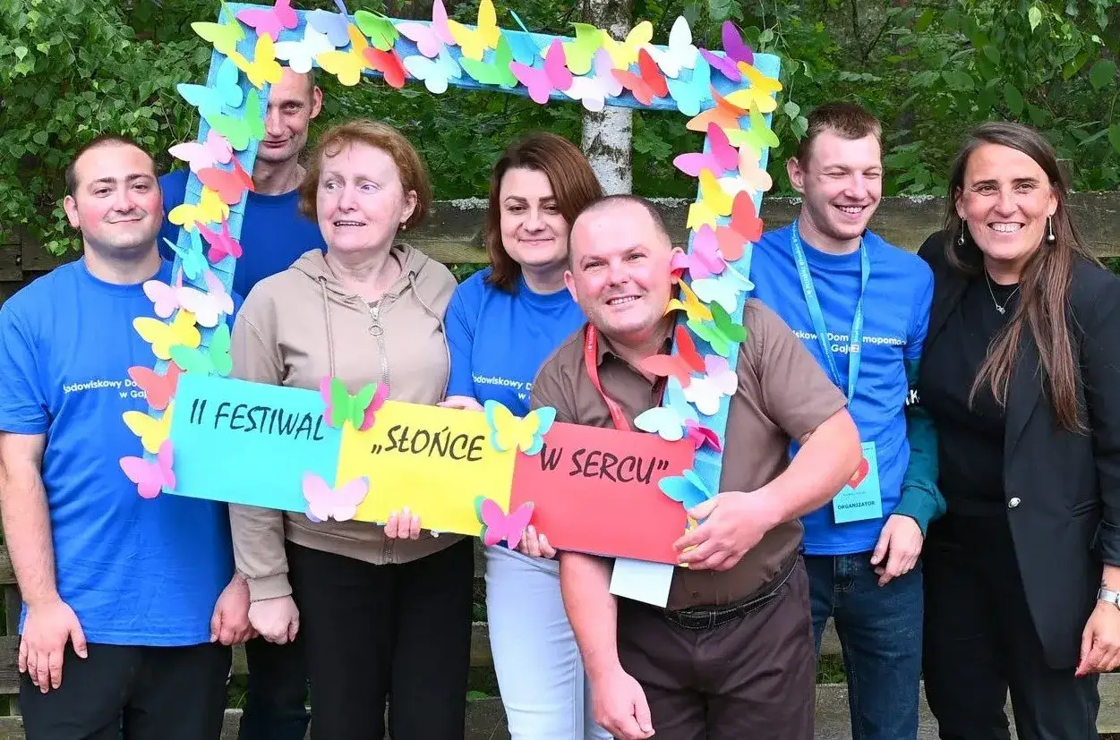 Grupa os&oacute;b świętuje 11. Festiwal 
