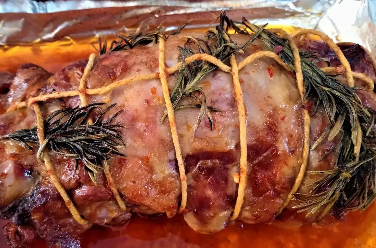 Pieczona jagnięcina z rozmarynem, jak z przepisu Ani Gotuje. Soczyste mięso w aromatycznych ziołach, gotowe do podania.