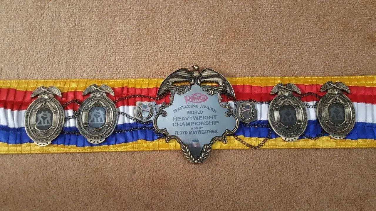 Pas mistrzowski Ring Magazine, nagroda dla aktualnego mistrza świata w boksie waga ciężka, wygrana przez Floyda Mayweathera.