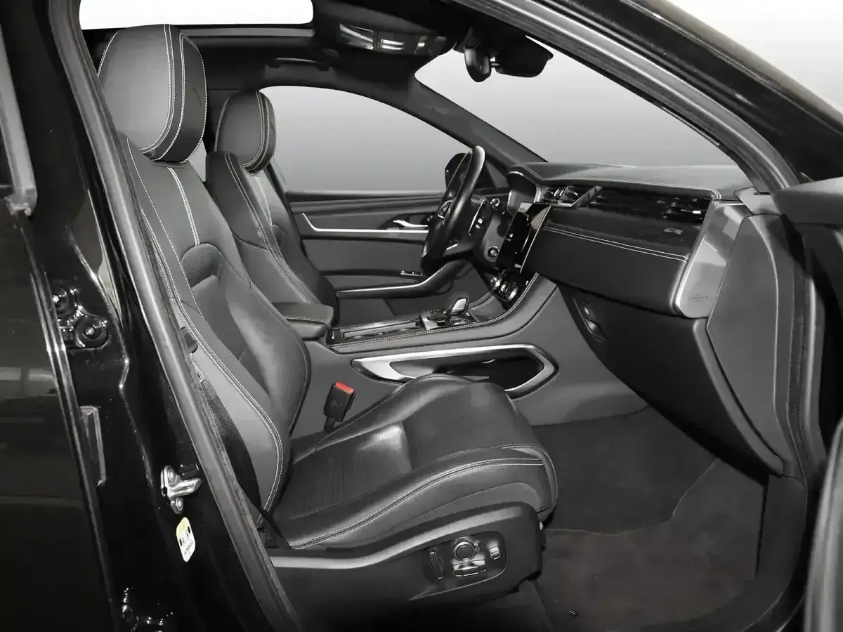 Innenraum eines schwarzen Jaguar F-Pace. Leder-Sportsitze mit wei&szlig;en N&auml;hten, Armaturenbrett und Mittelkonsole. Ein Blick auf den Jaguar F-Pace Test.