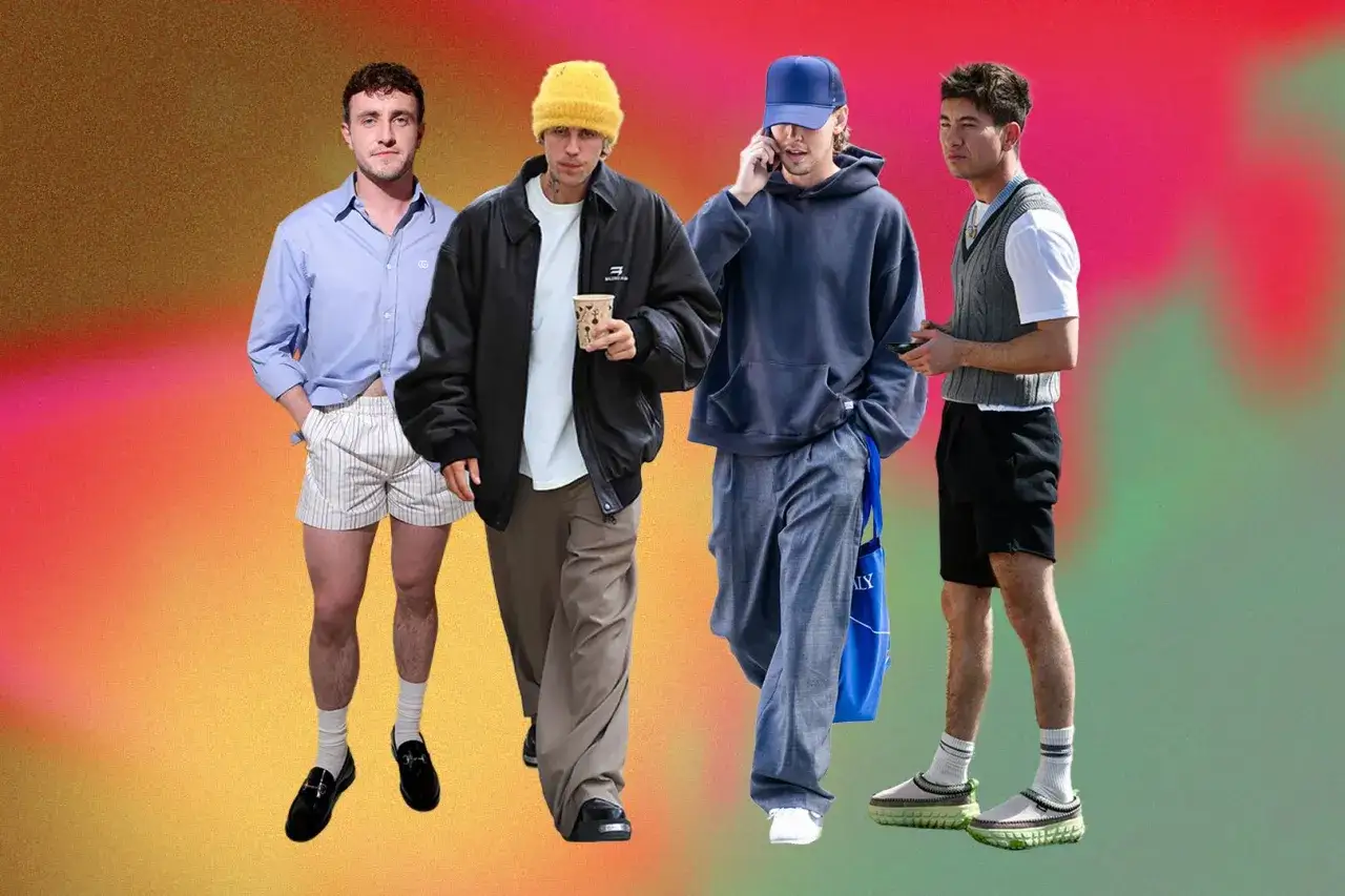 Czterech mężczyzn w **casual**owych stylizacjach. Jeden w koszuli i szortach w paski, drugi w kurtce, czapce i z kubkiem, trzeci w bluzie i spodniach, czwarty w kamizelce i szortach.