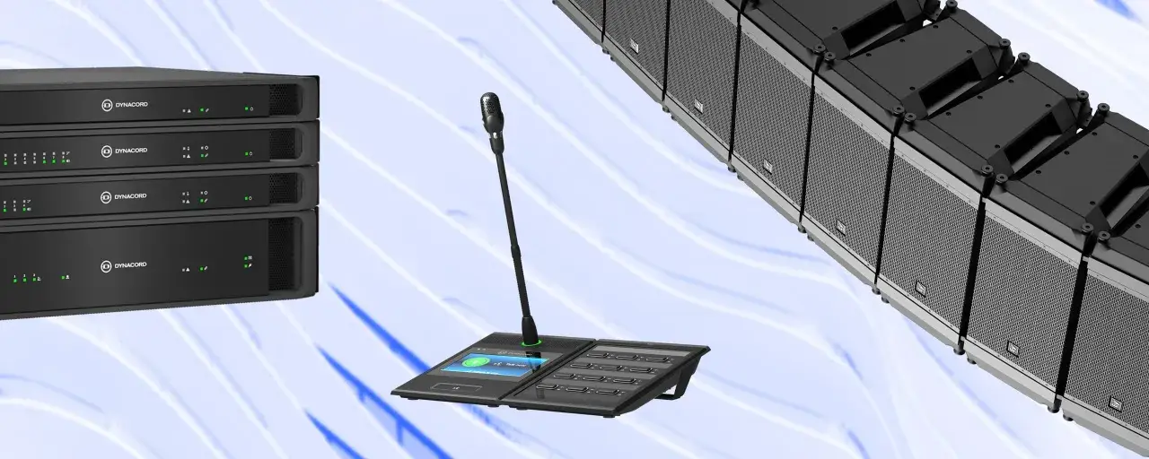 Professionelle Audiotechnik: Dynacord-Verstärker, ein Konferenzmikrofon und Lautsprecher. Die Bedeutung einer hochwertigen ela anlage für klare Kommunikation.