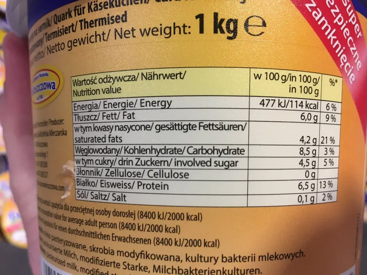 Różne rodzaje twarogu do sernika: w kostce i w wiaderku