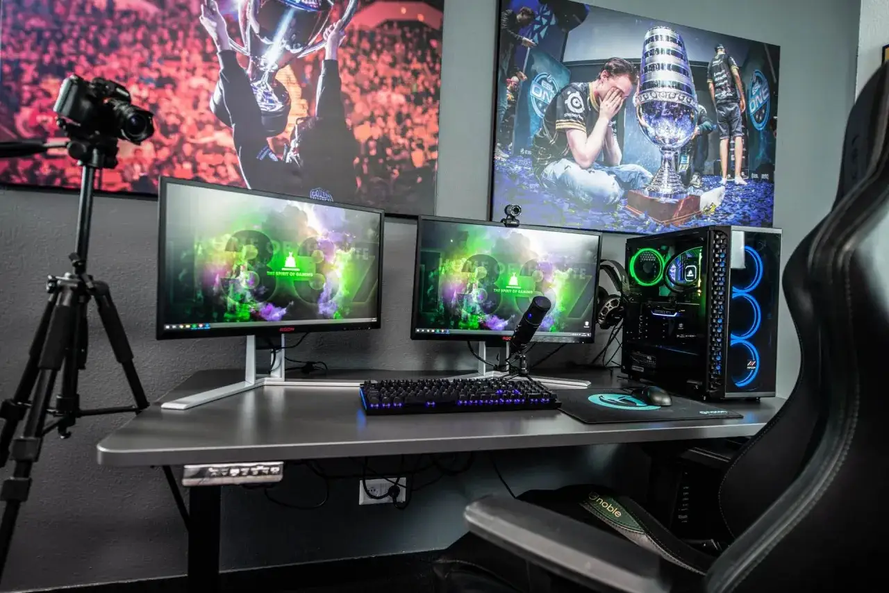 Gaming-Setup mit zwei Monitoren, Mikrofon und PC. Hier wird gezeigt, was ein Twitch-Streamer braucht, um live zu spielen und zu interagieren.