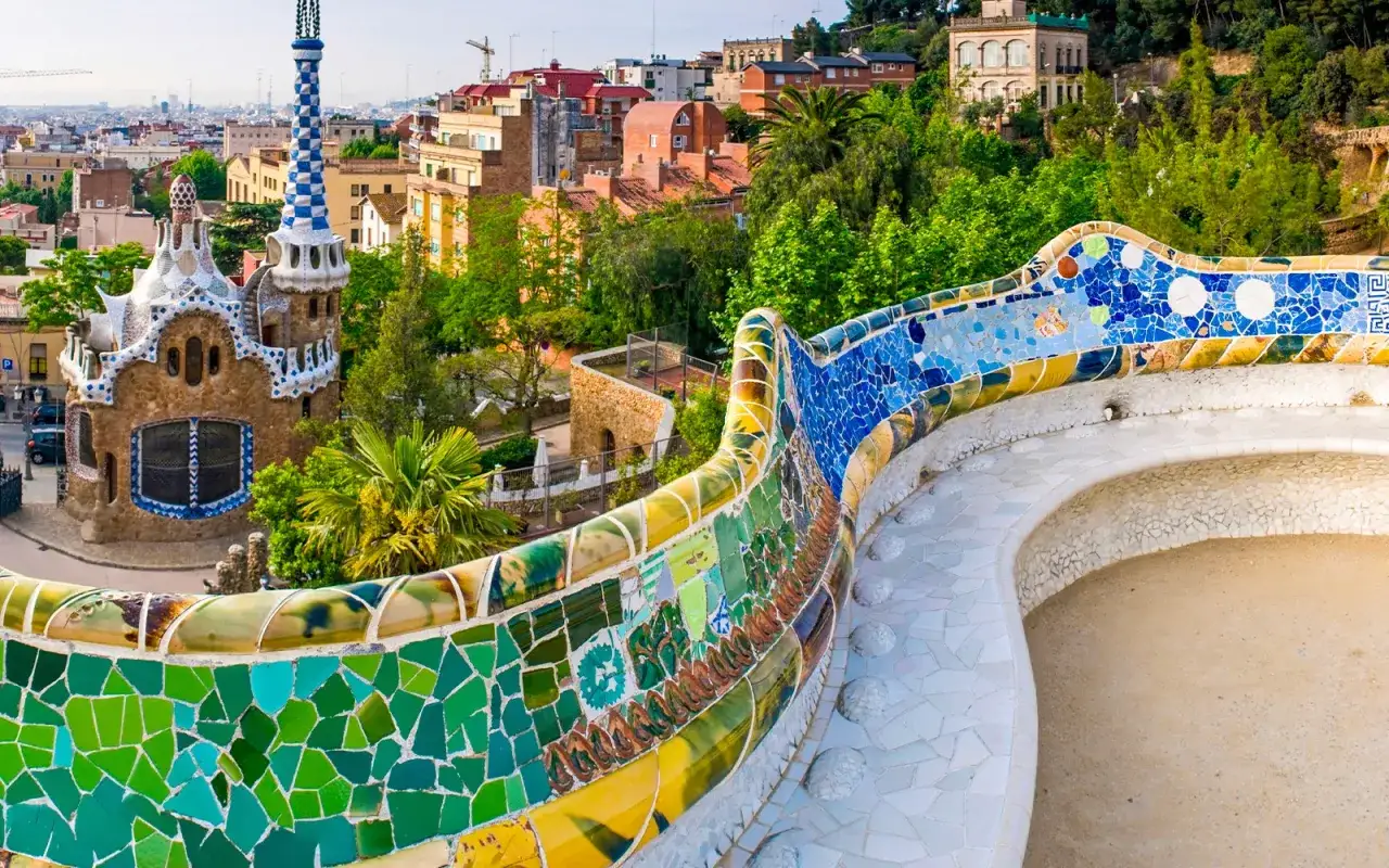 Kolorowa mozaika na ławce w Parku Güell. Warto kupić bilety na ogrody Gaudiego, by zobaczyć ten cud architektury.