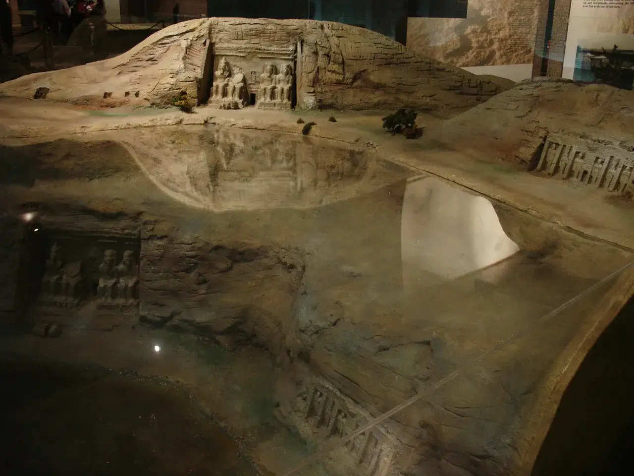 Maqueta de los templos de Abu Simbel, reubicados por la construcci&oacute;n de la presa de Asu&aacute;n. Figuras monumentales emergen de la roca.