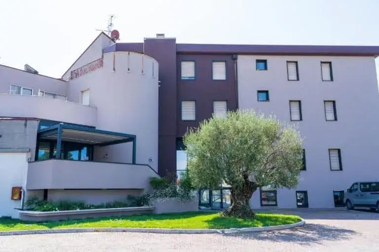 różne typy noclegów tranzytowych, motel, hotel przy autostradzie, zajazd