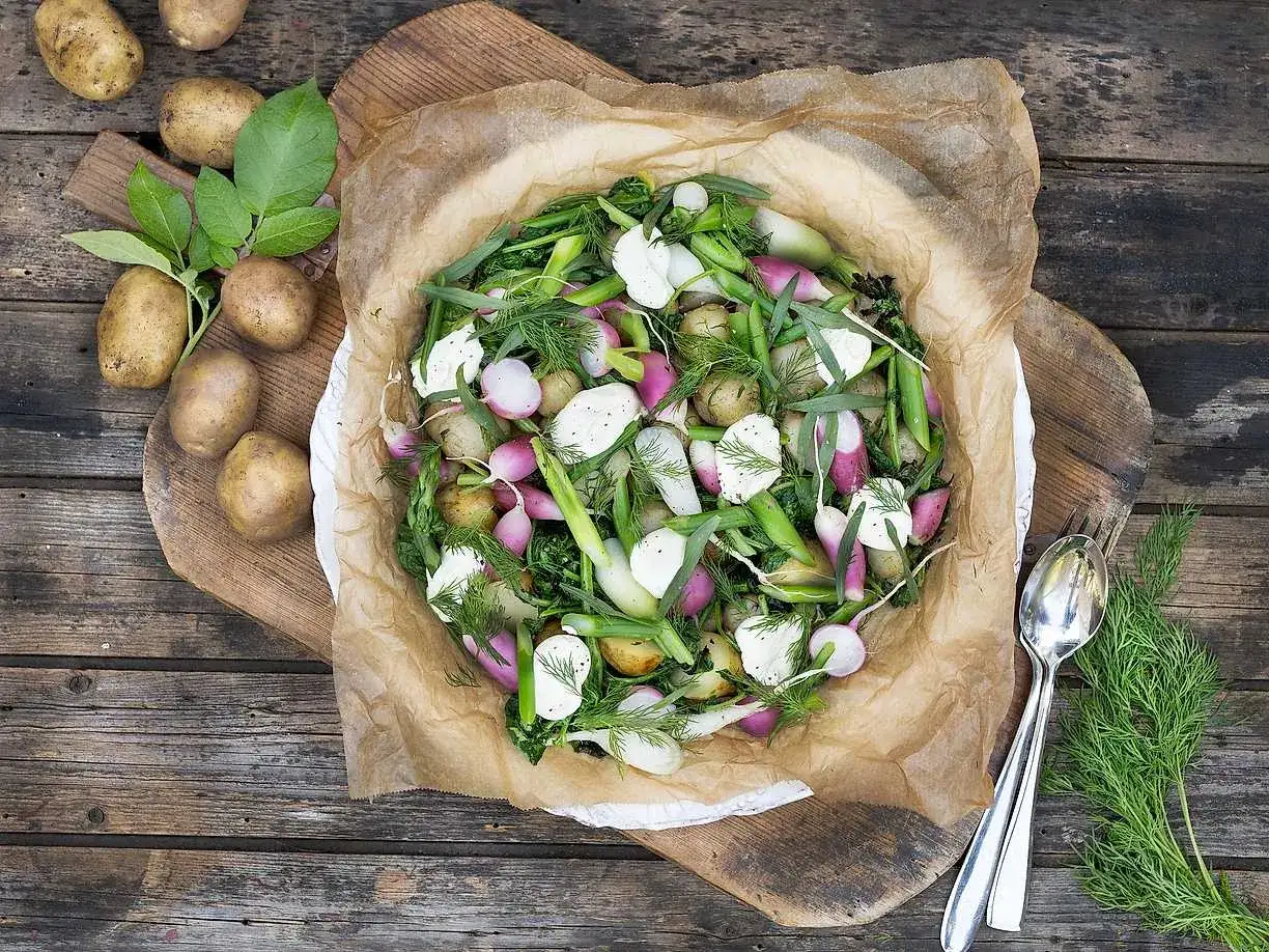 En h&auml;rlig v&aring;rsallad med potatis, r&auml;disor och vit sparris. Ett perfekt recept f&ouml;r en l&auml;tt och fr&auml;sch m&aring;ltid.