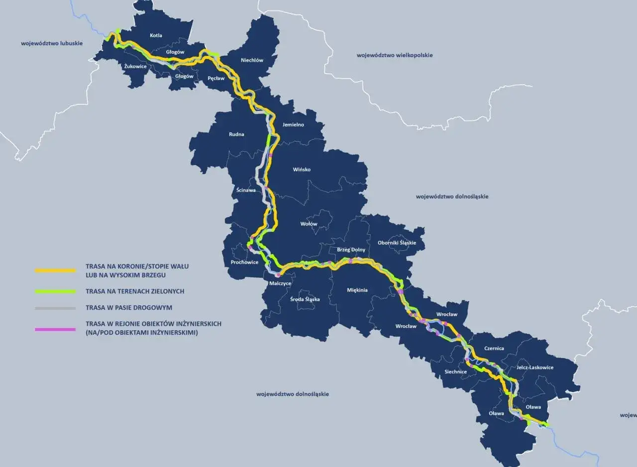 Mapa pokazuje trasę rowerową wzdłuż Odry, z zaznaczonymi odcinkami na wałach, terenach zielonych i w pasie drogowym.