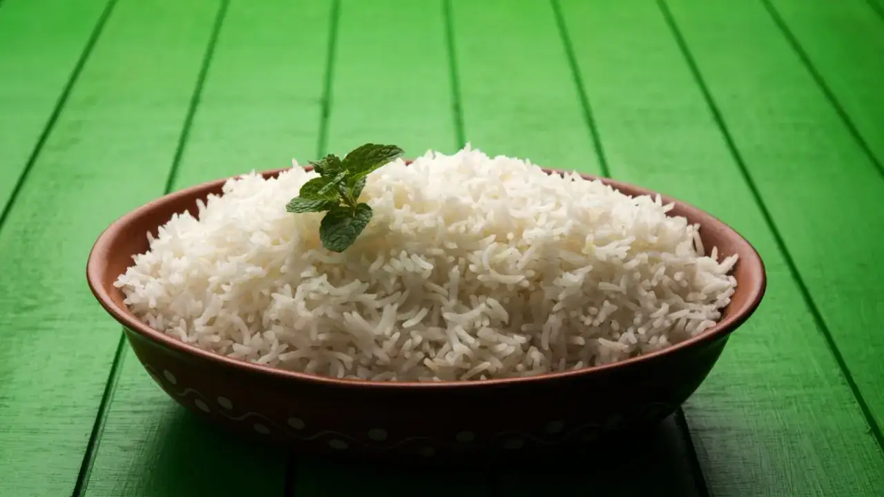 Arroz basmati esponjoso y aromático, perfecto para acompañar tus platos. Aprende como hacer arroz basmati y disfruta de su sabor.