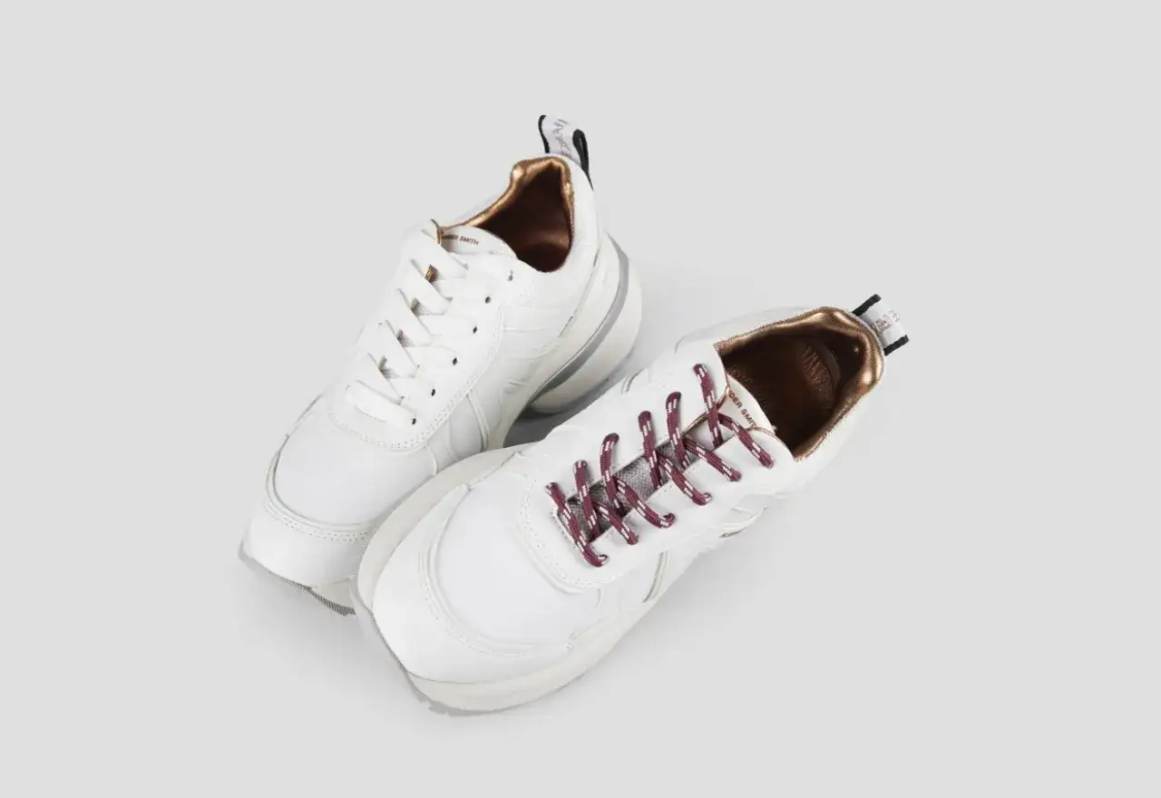 Scarpe da ginnastica bianche con lacci bordeaux e dettagli oro. Un esempio di stile e comfort per le tue victoria calzature.