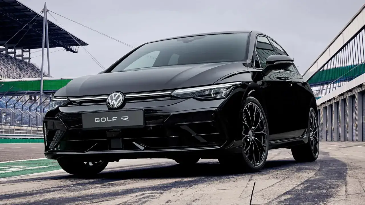 Golf 8 R noire, prête à libérer ses chevaux sur le circuit. Lignes agressives et design sportif.