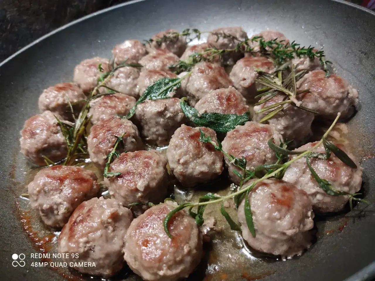Polpette in bianco succulente in padella, profumate con rosmarino e salvia.