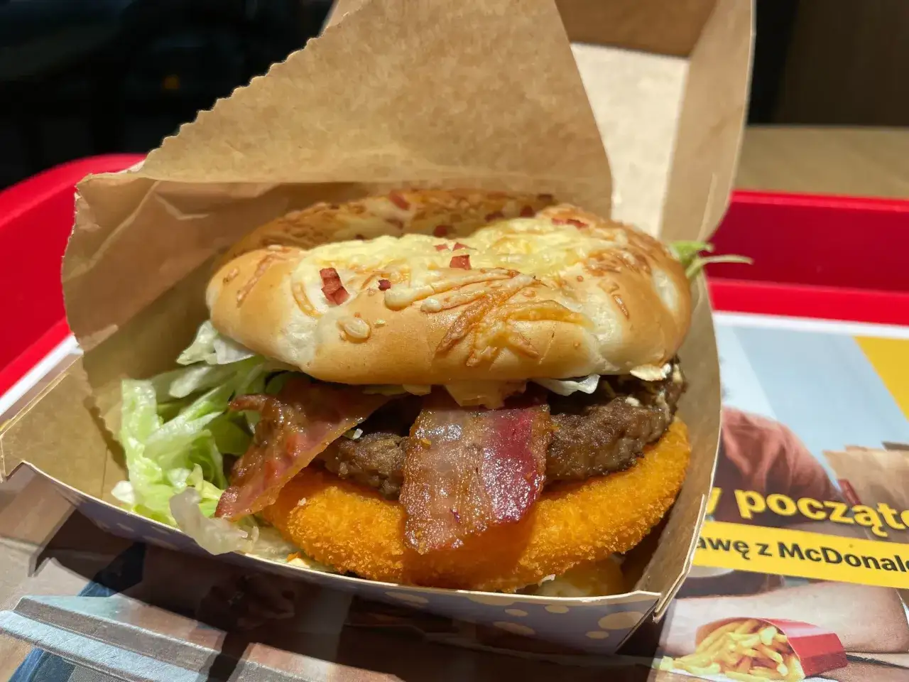 Pyszny burger drwala z chrupiącym bekonem i serem na bułce. Kiedy będzie mój?