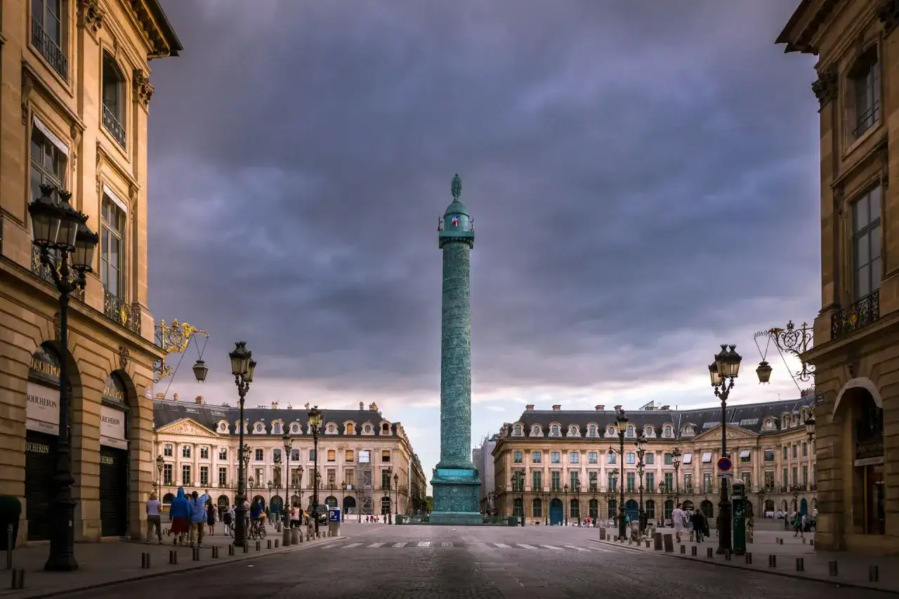 Vendôme, 1 dzielnica Paryża, z kolumną pośrodku i eleganckimi budynkami wokół.