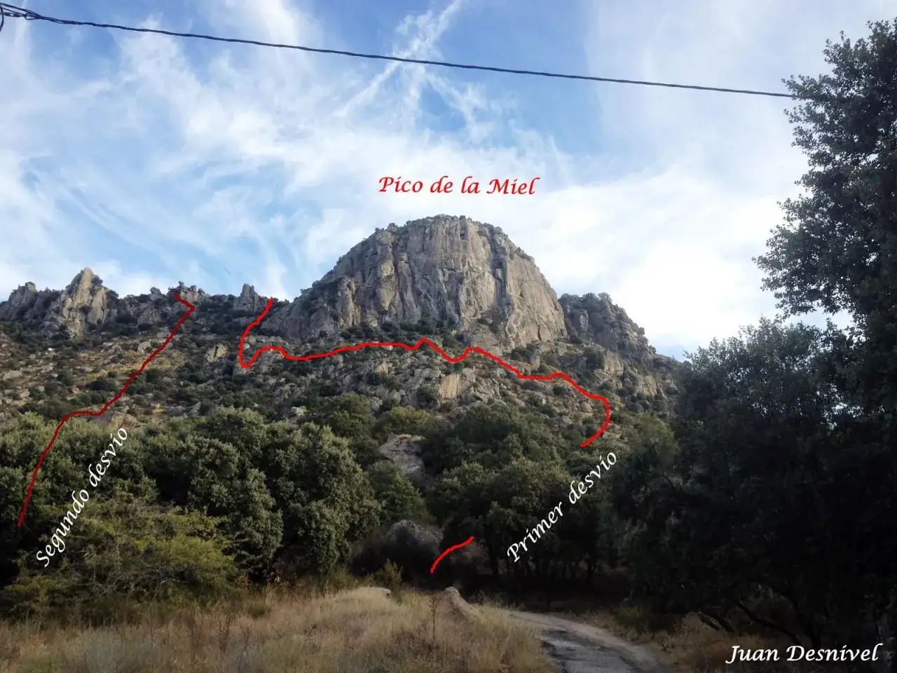 La ruta marcada en rojo asciende hacia el imponente Pico de la Miel, con desvíos señalizados.
