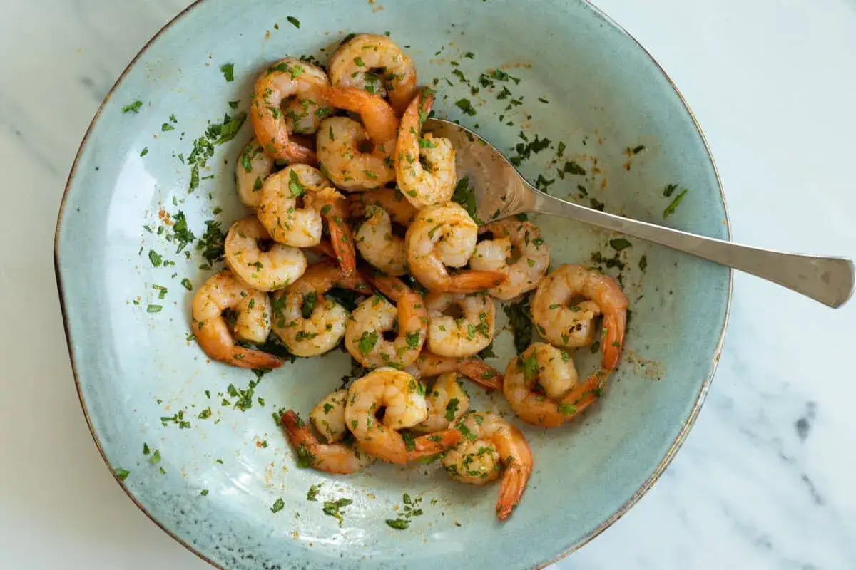 Gamberetti succulenti, pronti per essere gustati. Ecco come cuocere i gamberetti surgelati in modo semplice e veloce per un piatto delizioso.