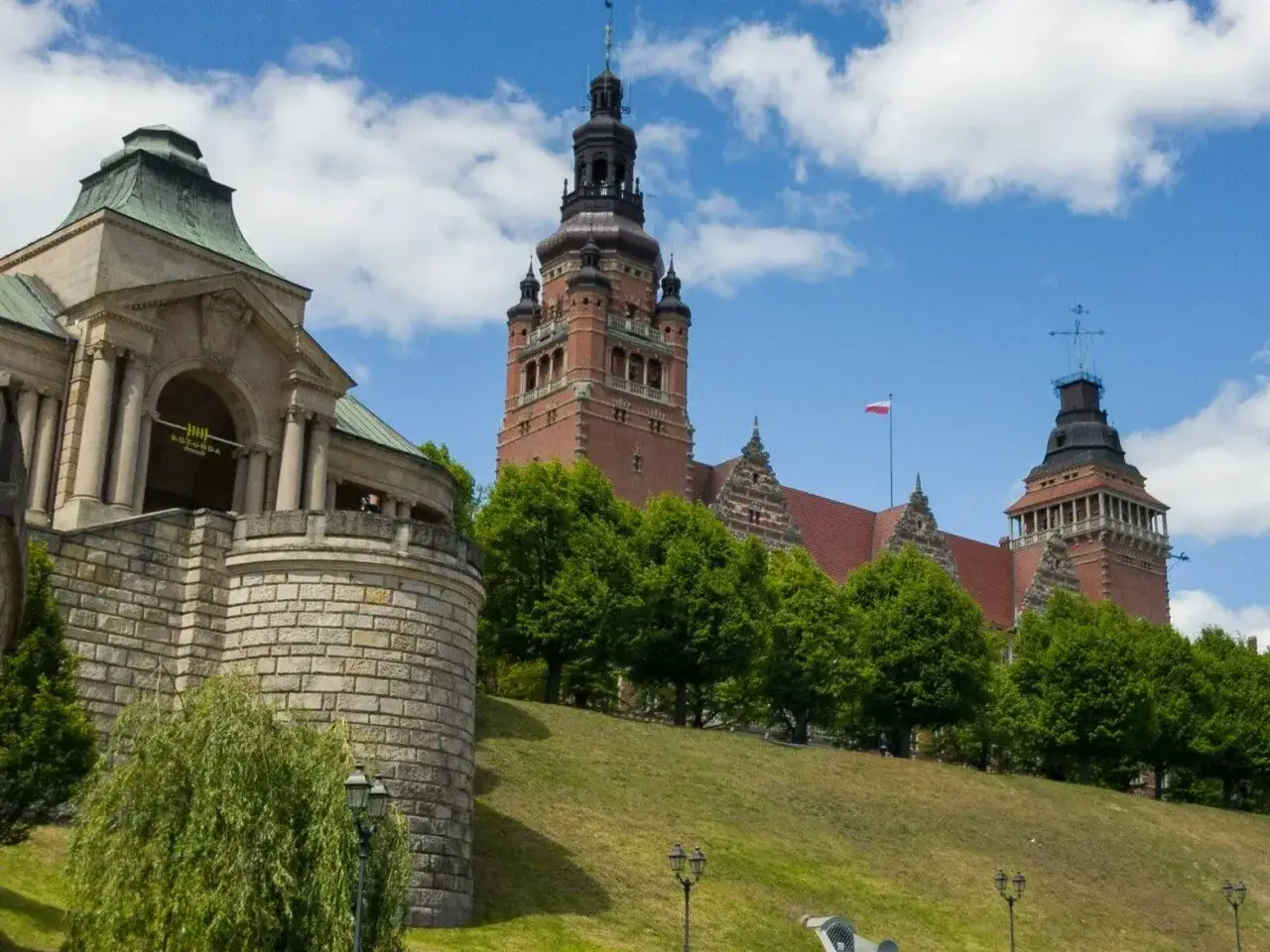 Szczecin, z jego imponującą wieżą zamkową i Rotundą, to jedno z miast, jakie warto zwiedzić w Polsce.