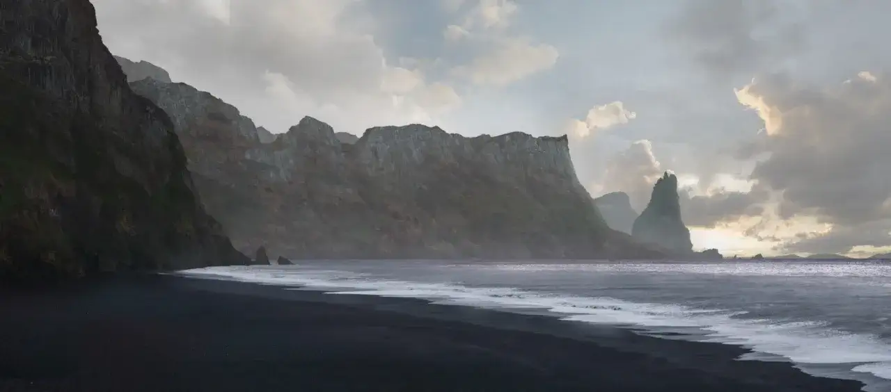 Svart sandstrand med matt material, dramatiska klippor och b&ouml;ljande hav under en molnig himmel.