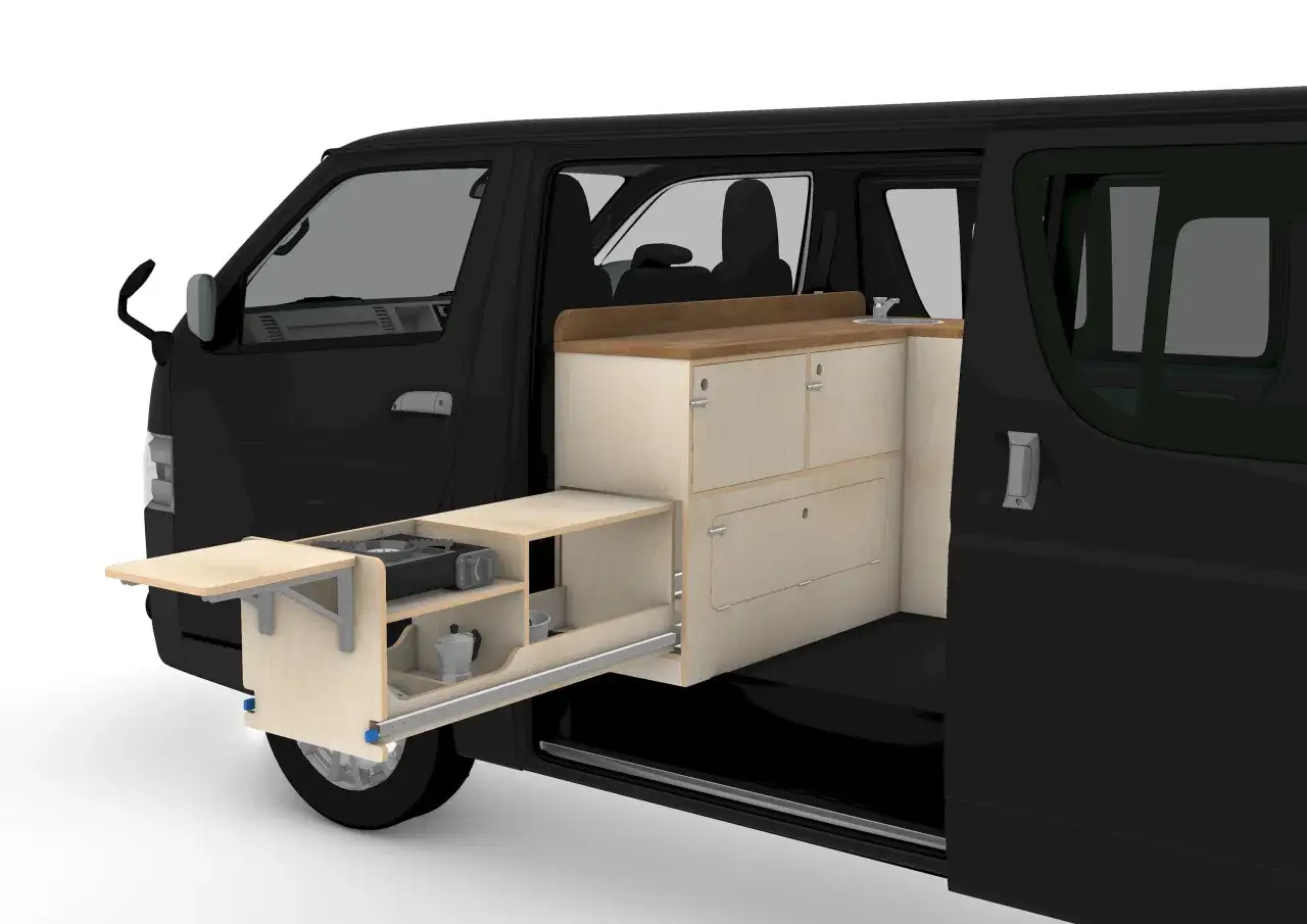Am&eacute;nagement d'un fourgon : cuisine compacte avec r&eacute;chaud extractible, &eacute;vier et rangements en bois clair. Id&eacute;al pour voyager.