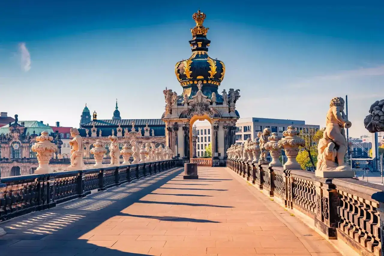 Prachtvoller Zwinger in Dresden, bereit f&uuml;r den Karneval. Sonnenschein beleuchtet die Skulpturen und den Kronen-Torweg.