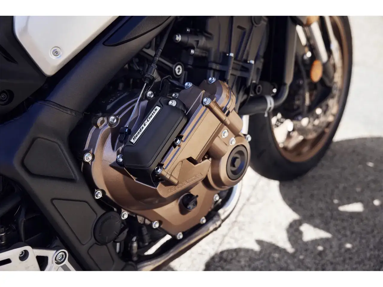 Zbliżenie na silnik motocykla Honda CB650R z brązową pokrywą i napisem