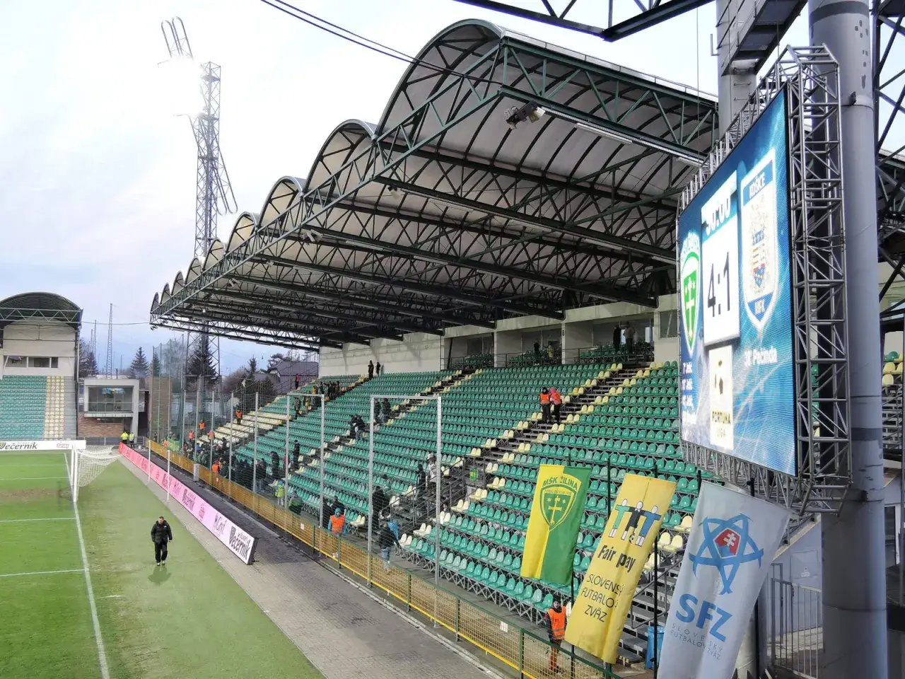 Trybuna stadionu mfk, zielone krzesełka, tablica wyników z wynikiem 4:1.