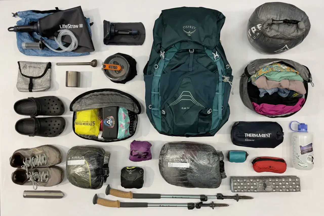 Plecak, śpiwór, ubrania, buty, kuchenka, filtr wody, apteczka, karimata i kije trekkingowe – to wszystko, co zabrać w góry na 5 dni.