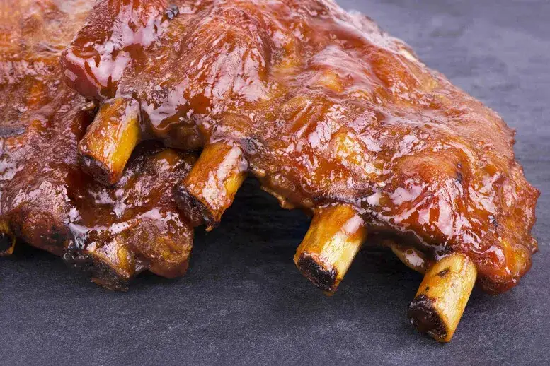 żeberka w miodzie z sur&oacute;wką coleslaw