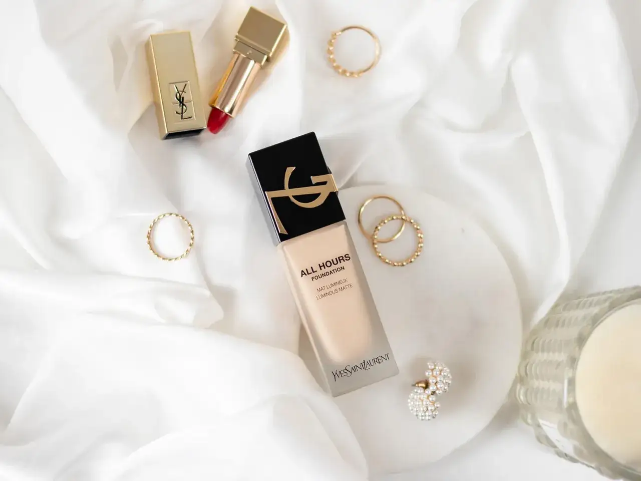 YSL All Hours Foundation – jak dobrać odcień? Złote pierścionki i szminka dopełniają elegancką kompozycję.
