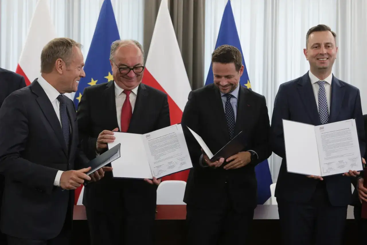 Donald Tusk i liderzy mniejszych partii koalicyjnych podpisują dokumenty. Prawda o tajnych negocjacjach Donalda Tuska z liderami mniejszych partii koalicyjnych wychodzi na jaw.
