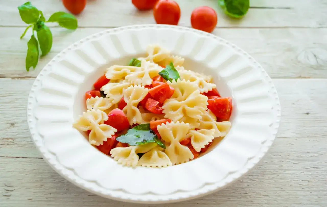 Farfalle con pomodorini freschi e basilico, un piatto leggero e gustoso, perfetto per la pasta estiva.