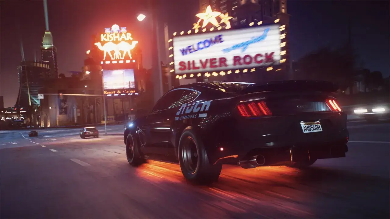 Czarny Ford Mustang z napisem 